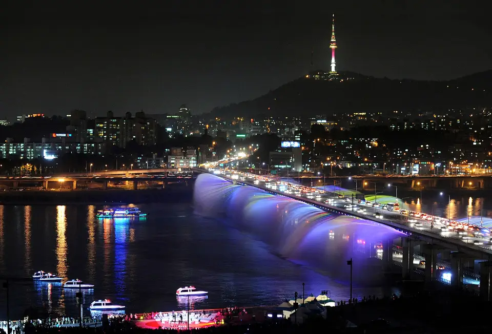 Banpo Bridge Moonlight Rainbow Fountain