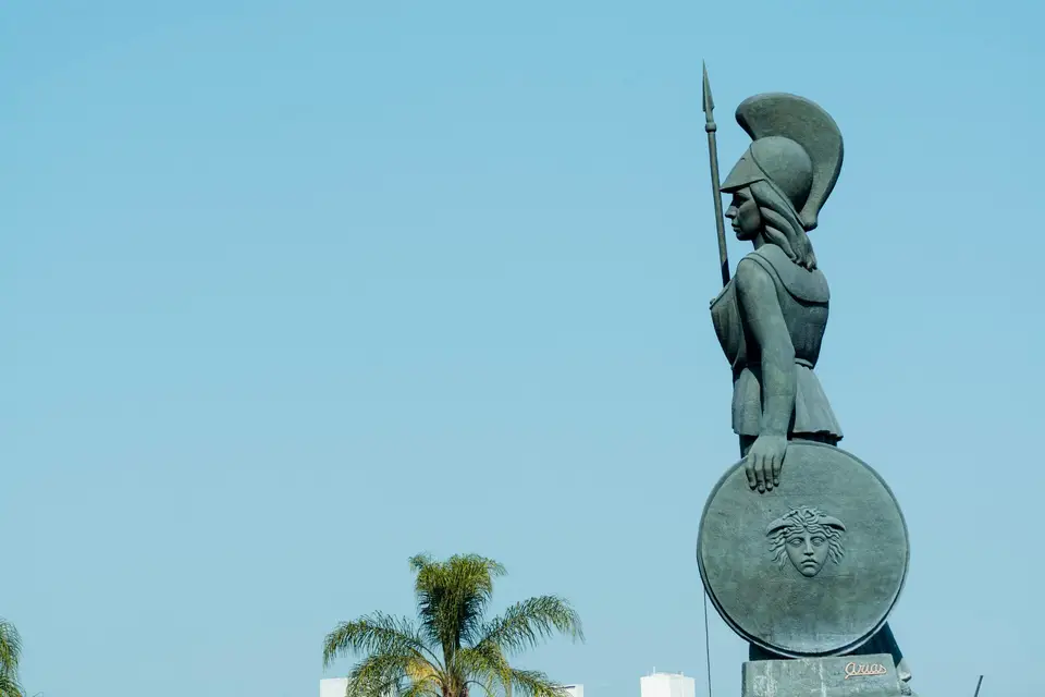 La Minerva monument and roundabout